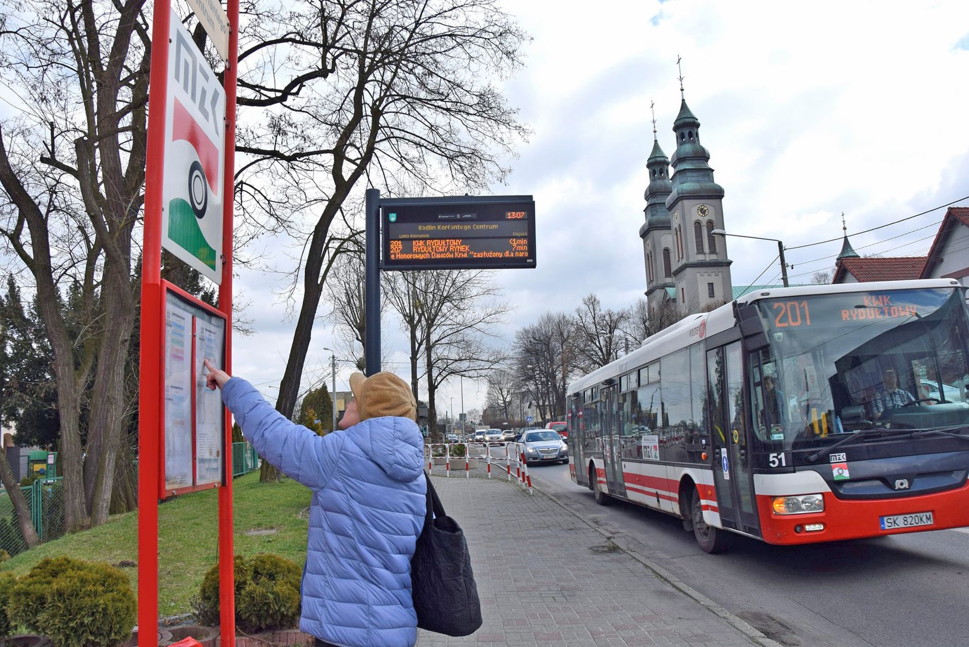 Na zdjęciu: autobus MZK Jastrzębie podjeżdżający na przystanek autobusowy